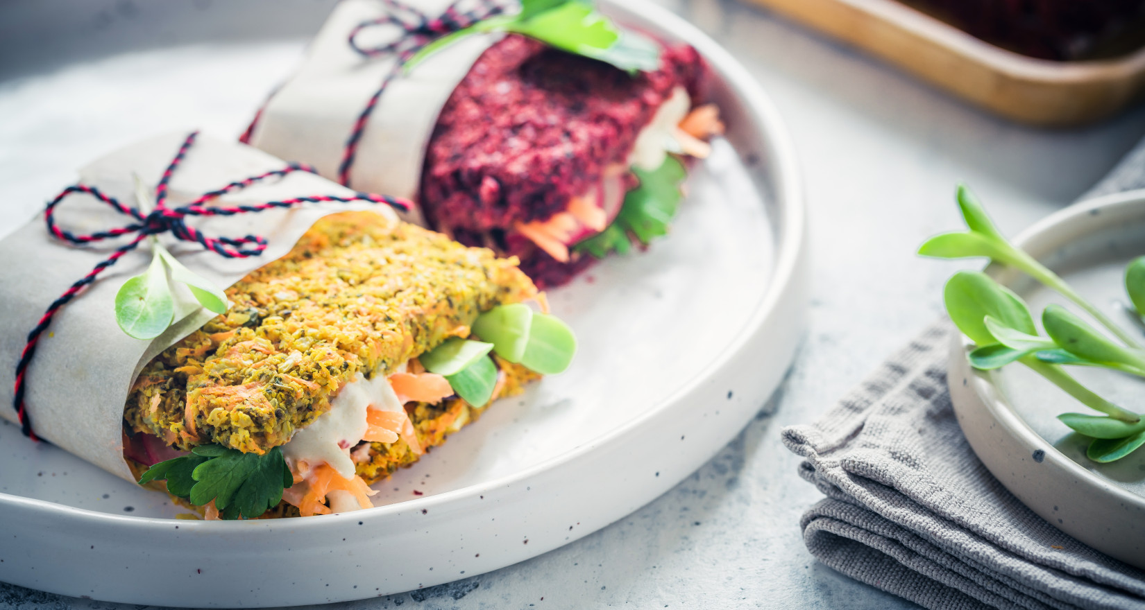 zwei gesunde Sandwiches in einem Teller