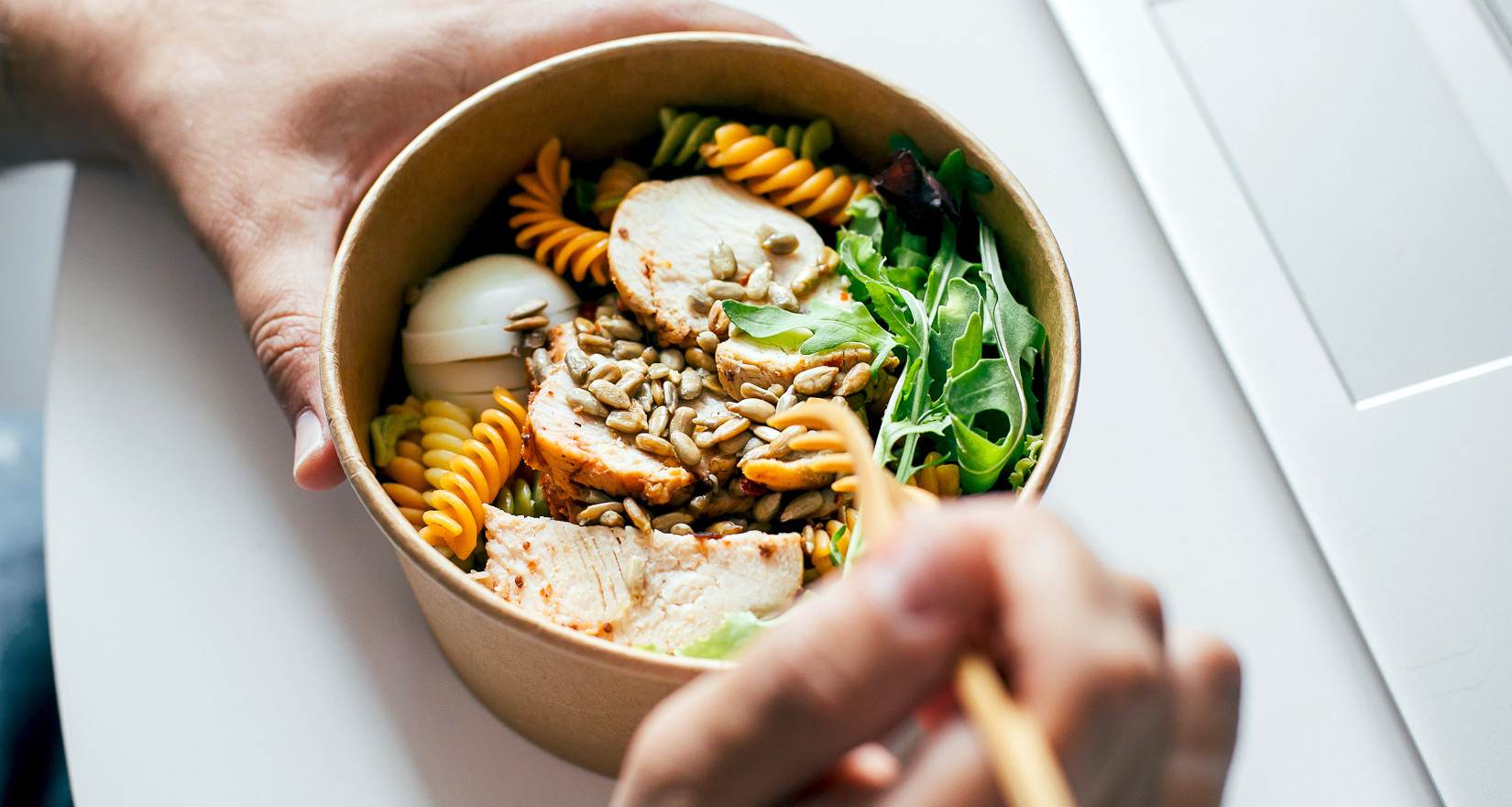 Aufnahme einer gesunden Bowl mit Pasta und Gemüse auf einem Tisch