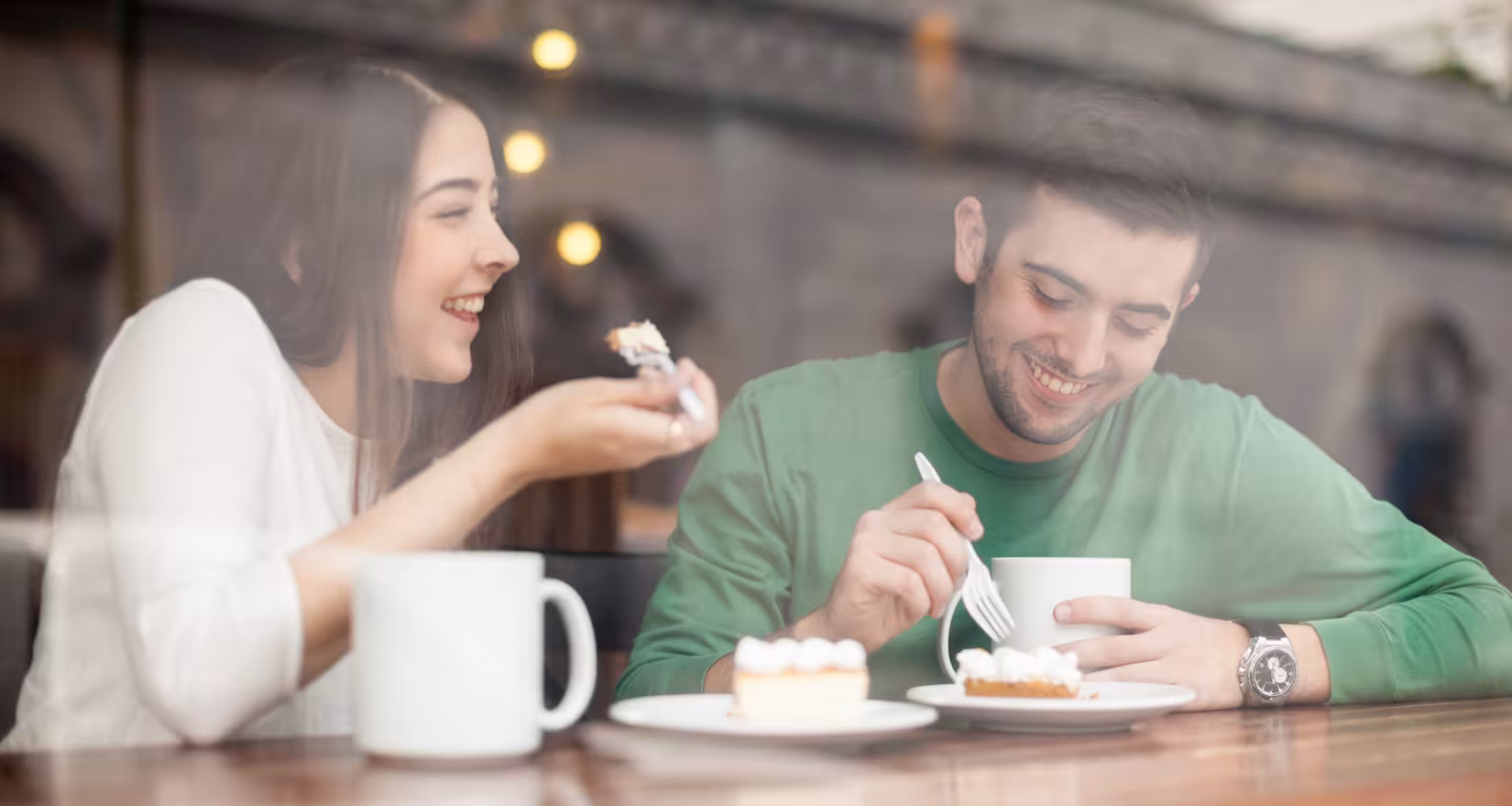Mann und Frau in einer Cafeteria am Kaffee trinken und essen