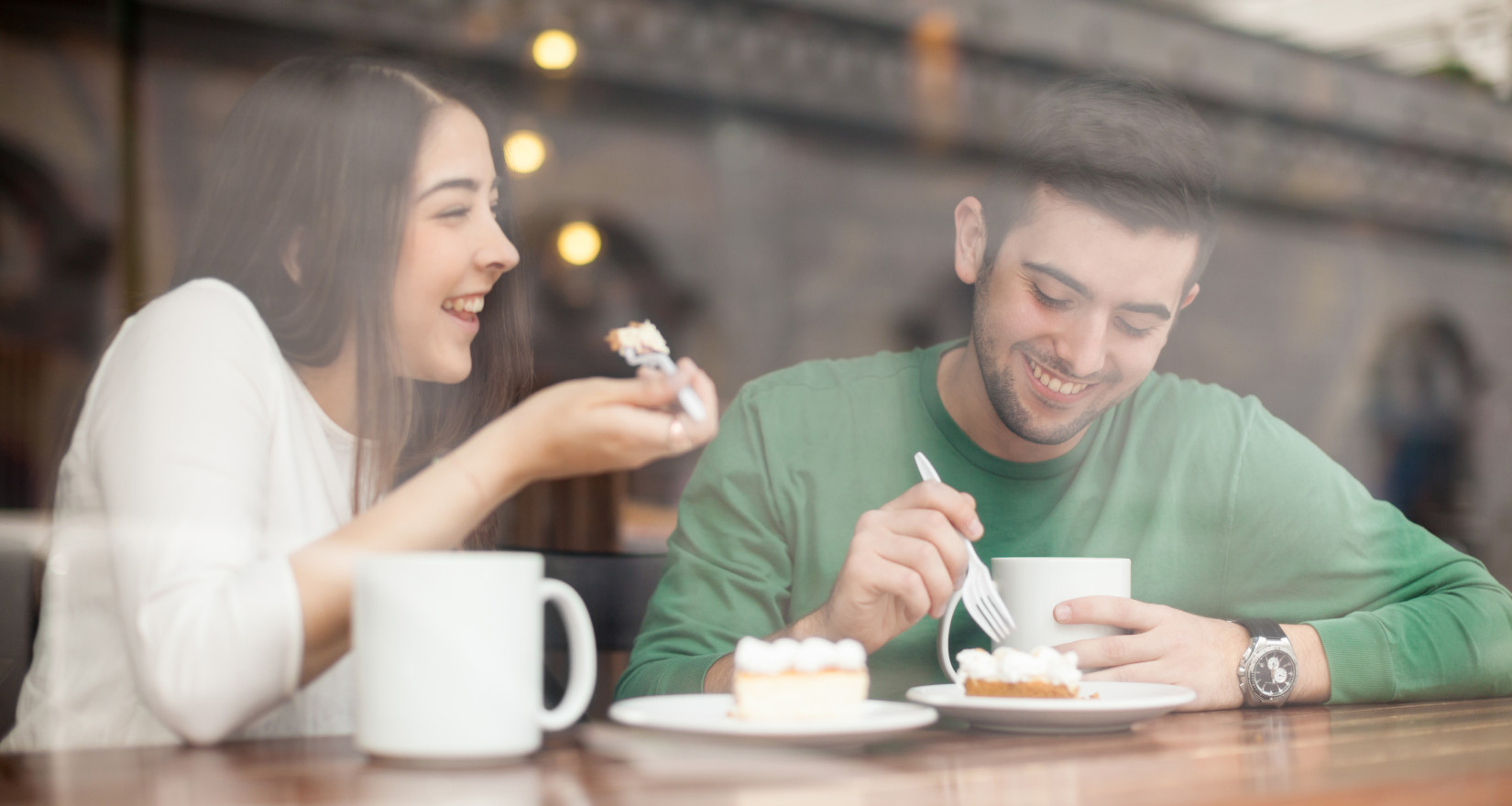 Mann und Frau in einer Cafeteria am Kaffee trinken und essen