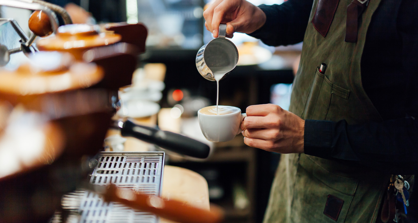 Person am Kaffee machen