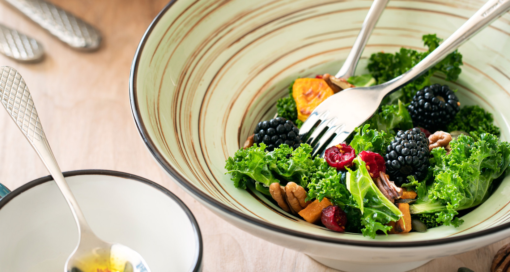 zwei frische und ausgewogene Salate auf einem Tisch