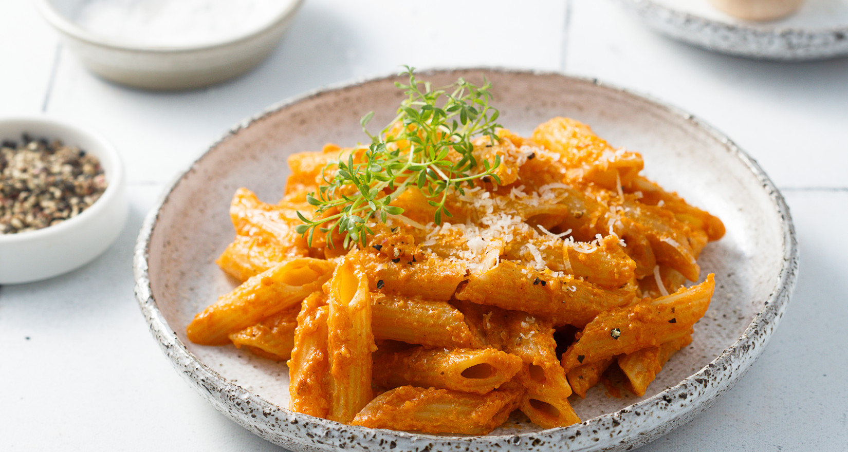 Aufnahme von einem Pasta-Teller, Pfeffer und Parmesan