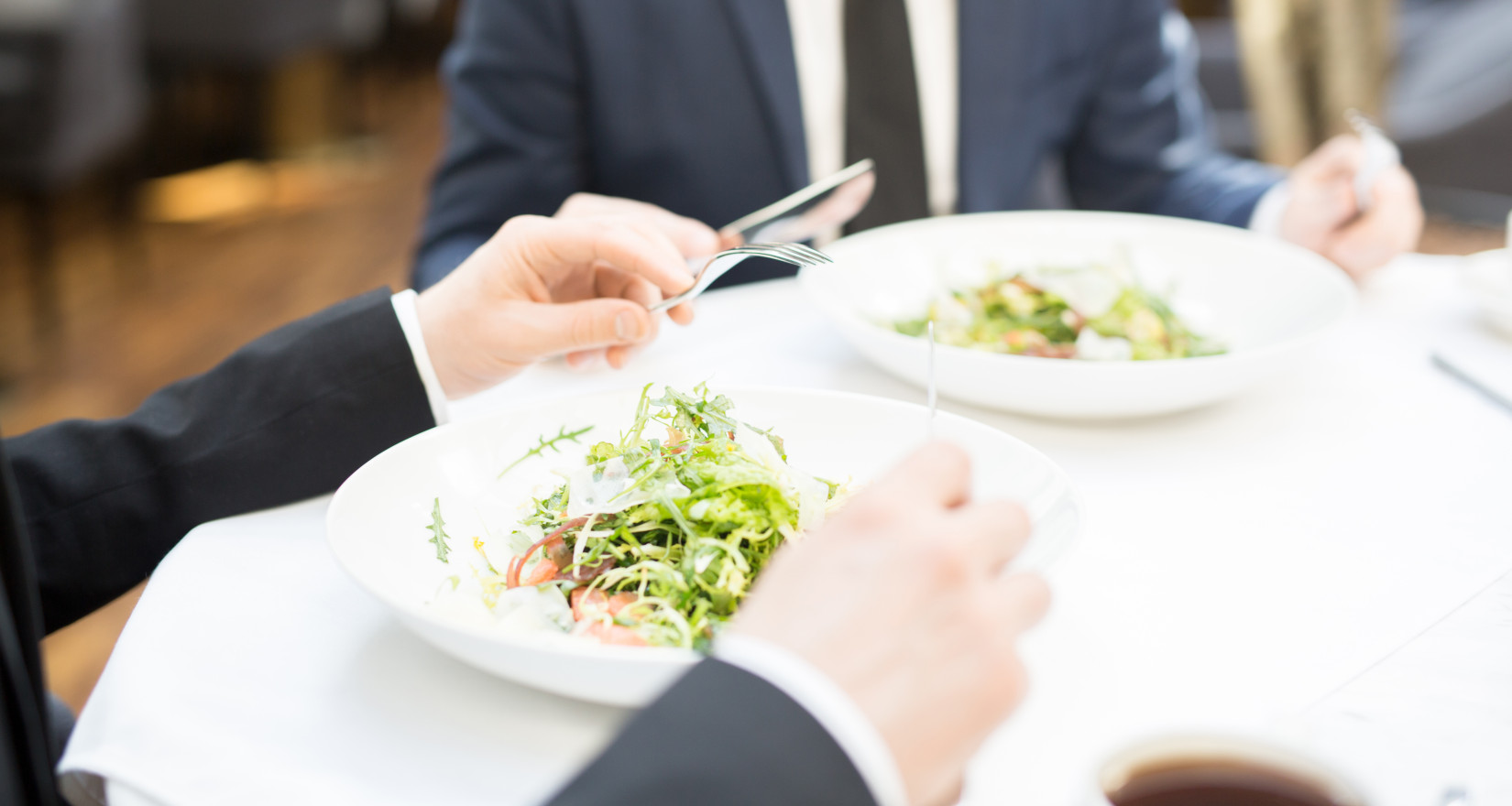 zwei Herren in einem Anzug beim Mittagessen