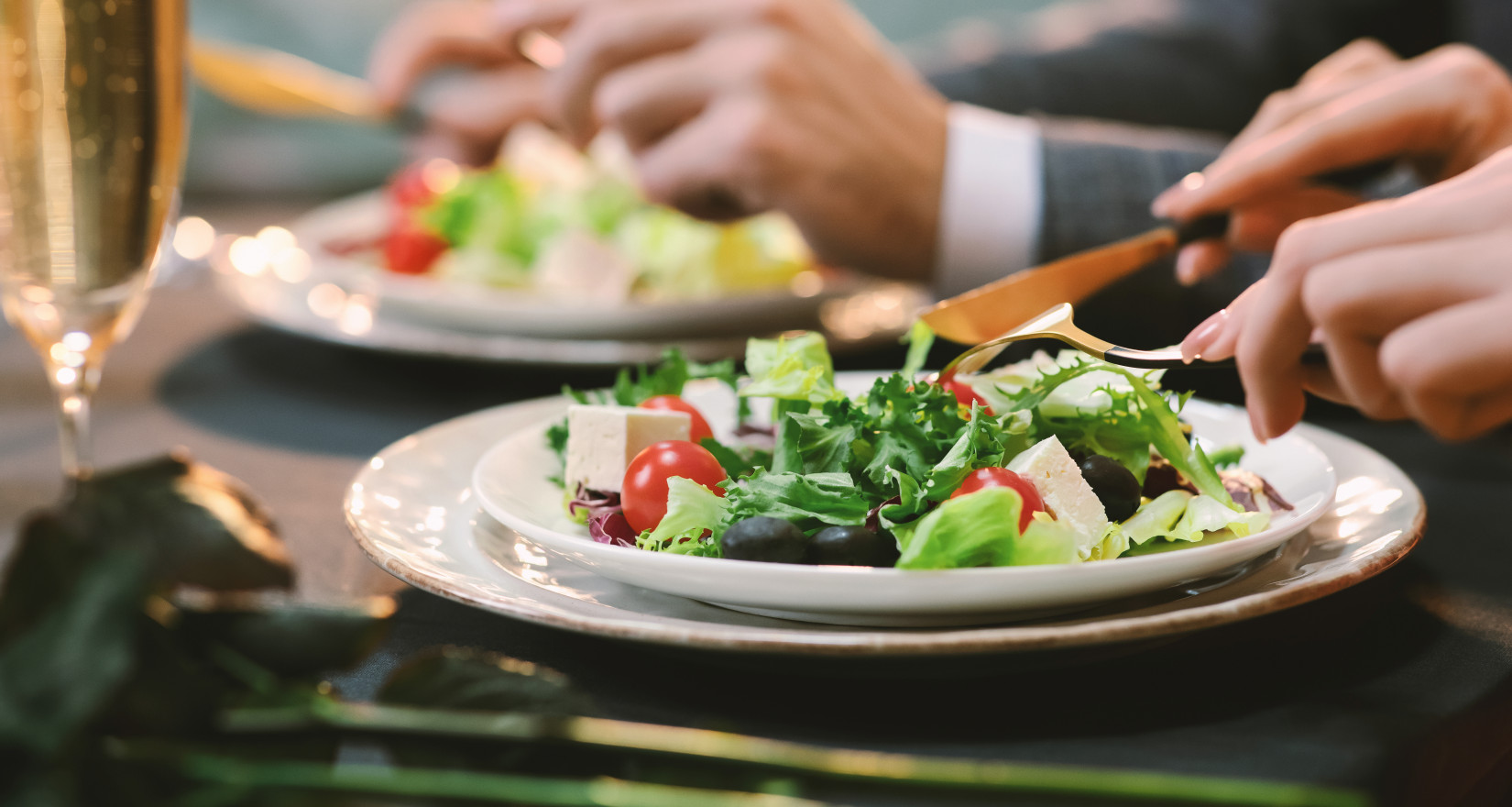 zwei Personen essen Salat in einem Restaurant