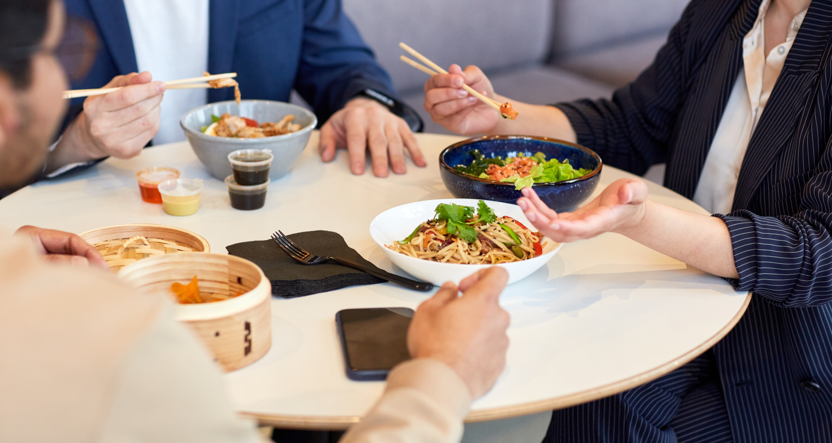 drei Gäste beim Mittagessen in einem Restaurant