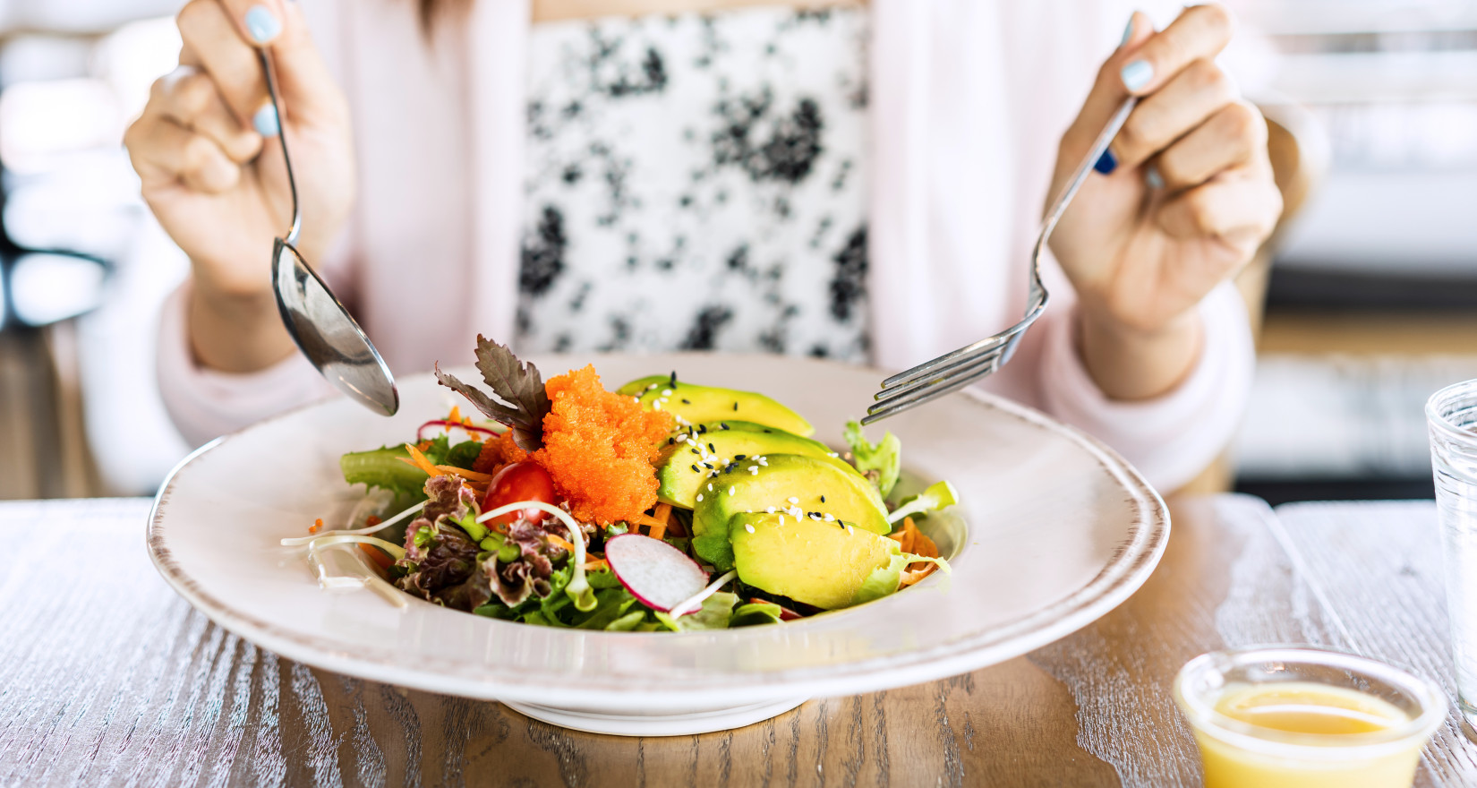 Frau isst ein Salat in einem Restaurant