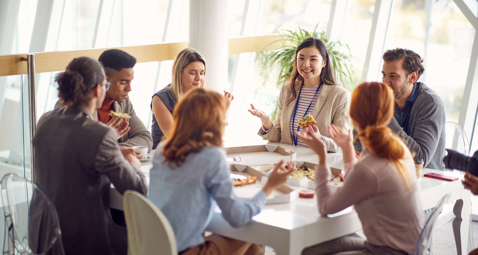 Mitarbeitende gemeinsam am Mittagessen