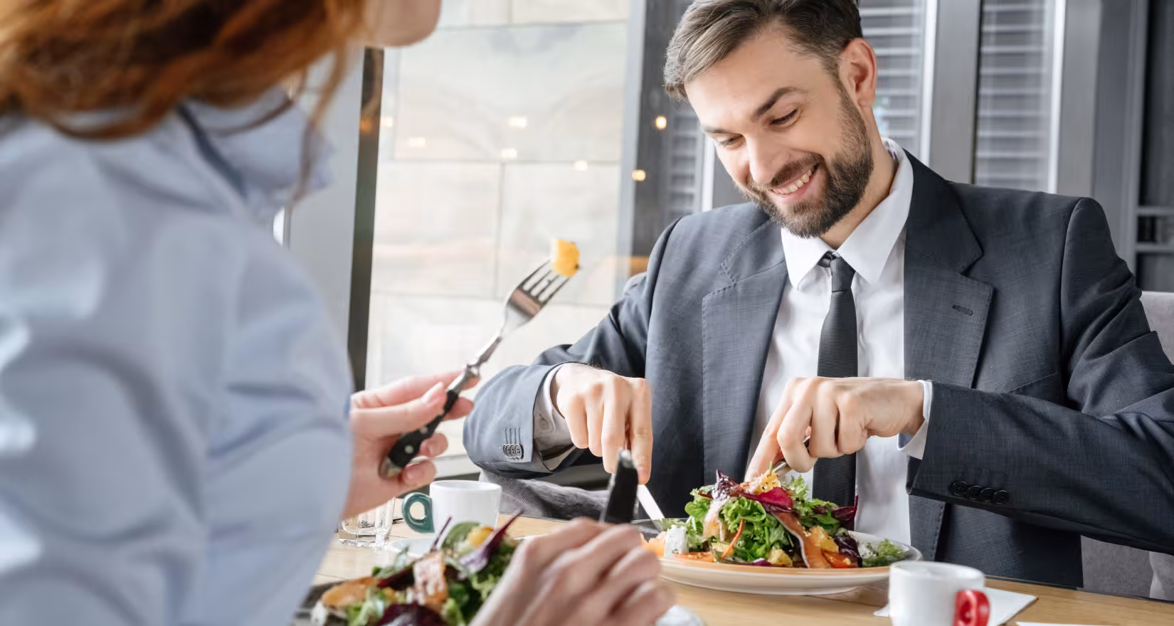 Gäste an einem Businesslunch in einem Restaurant