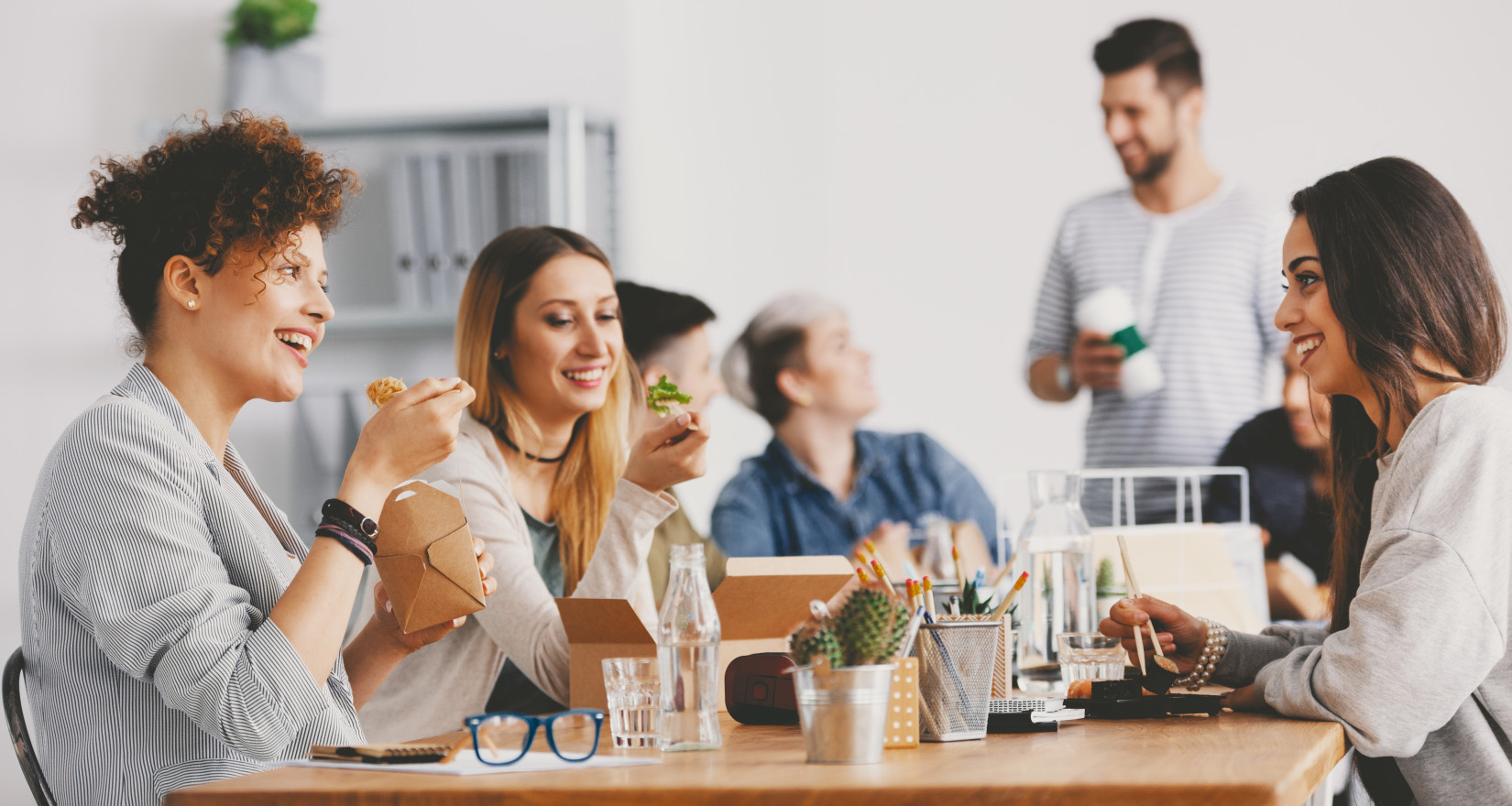 Personen beim Essen und Trinken an einem Tisch