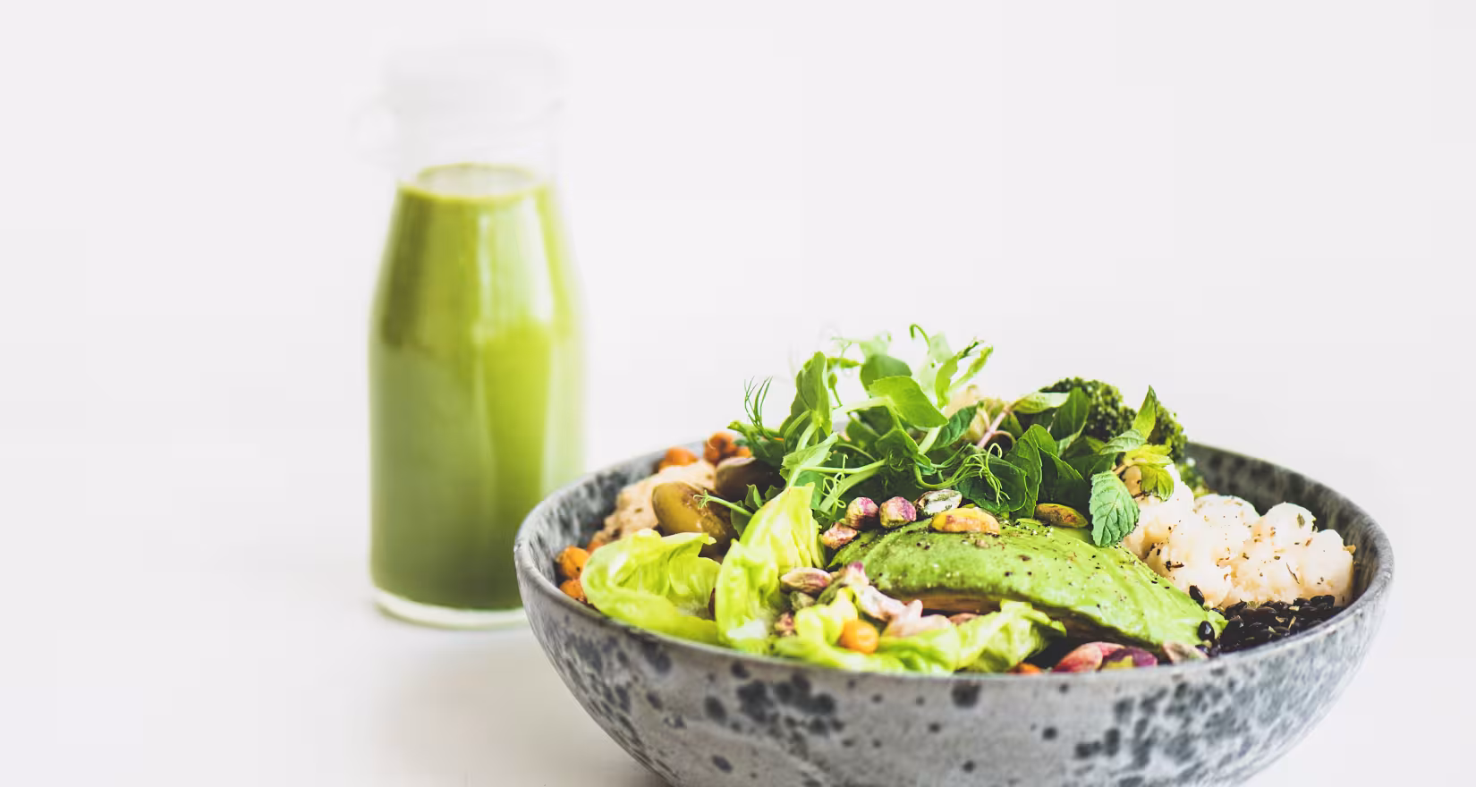 Aufnahme einer Bowls und eines Smoothie