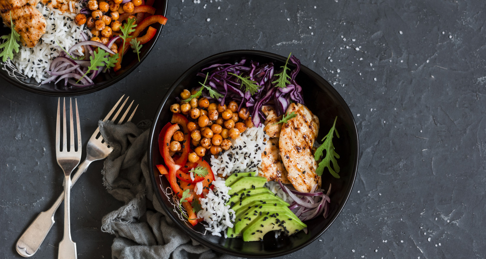 Aufnahmen von zwei Bowls und Besteck