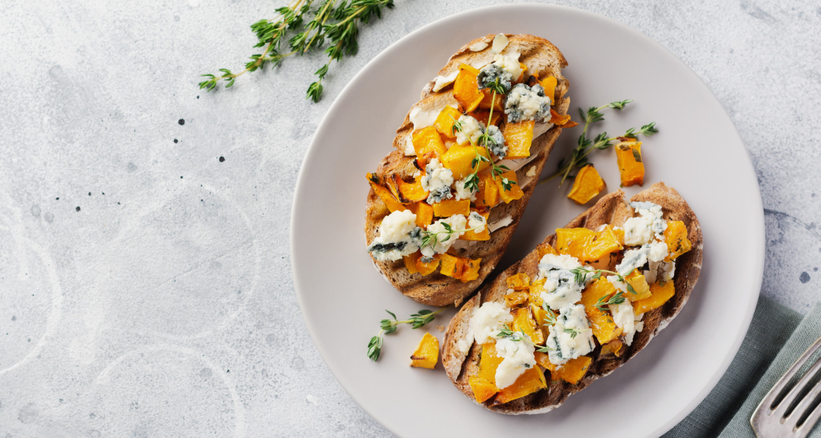 Teller mit zwei Käse-Brote