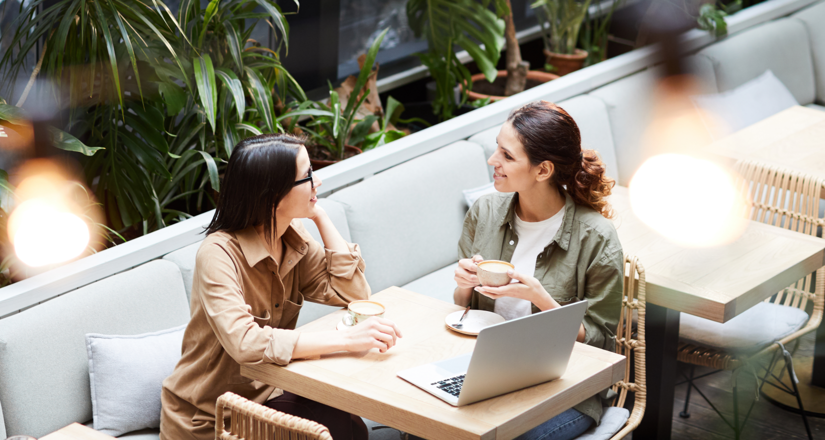 zwei Frauen am Kaffee trinken in einem Restaurant