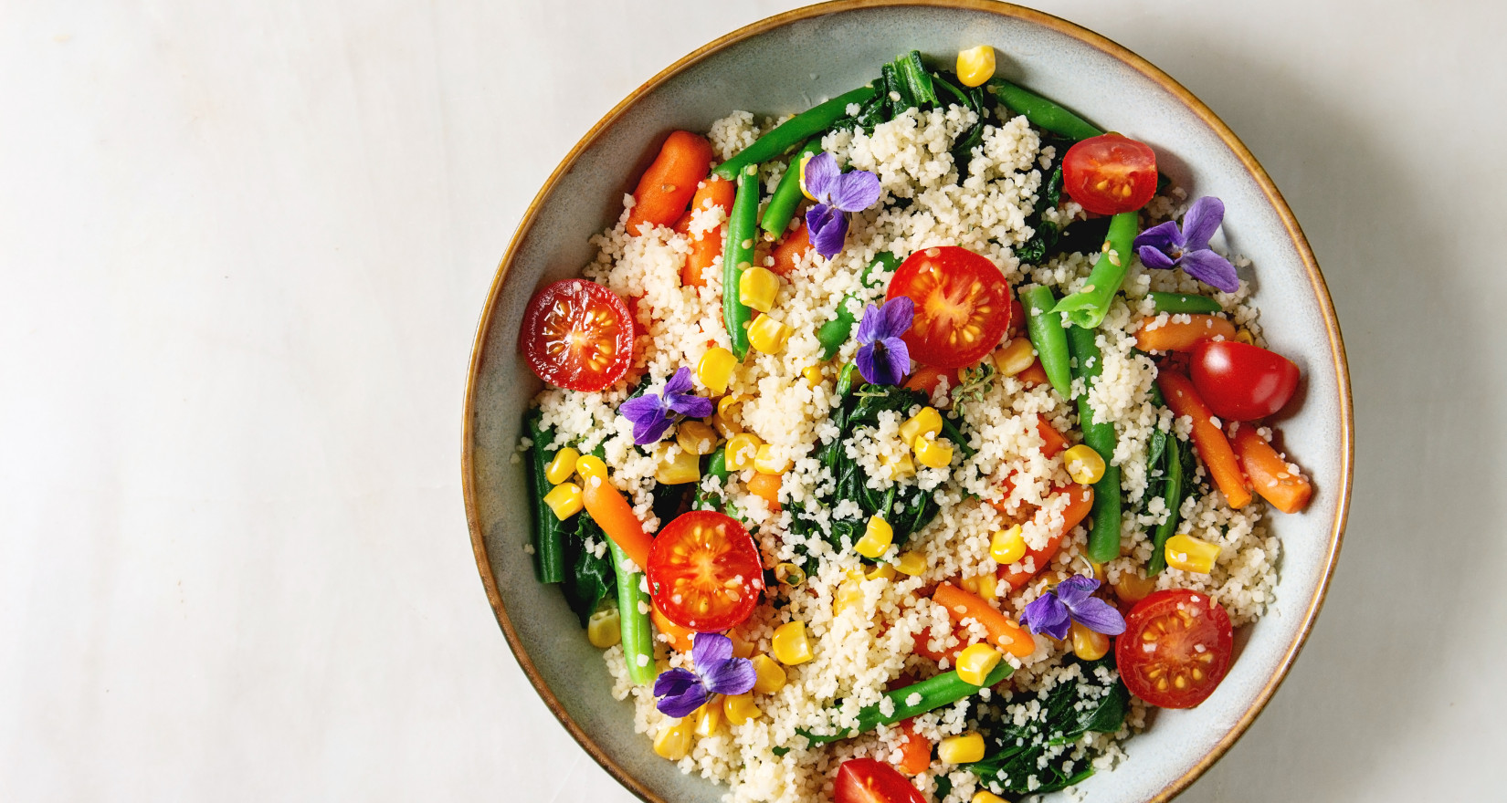 Aufnahme einer gesunden Gemüsebowl mit Couscous