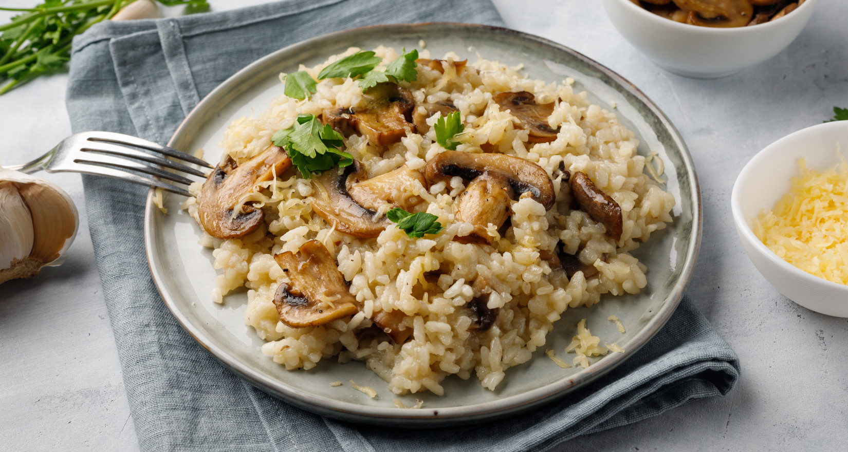 Steinpilzrisotto auf einem Teller