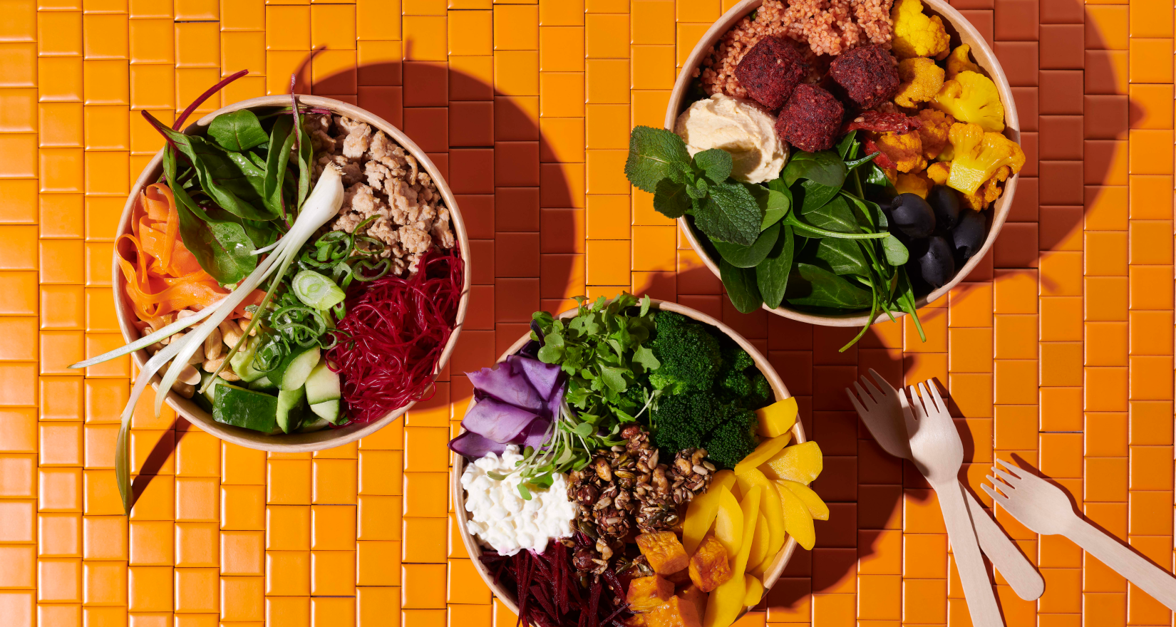 drei vegetarische Salat- und Gemüsebowls fürs Take-Away von ZFV