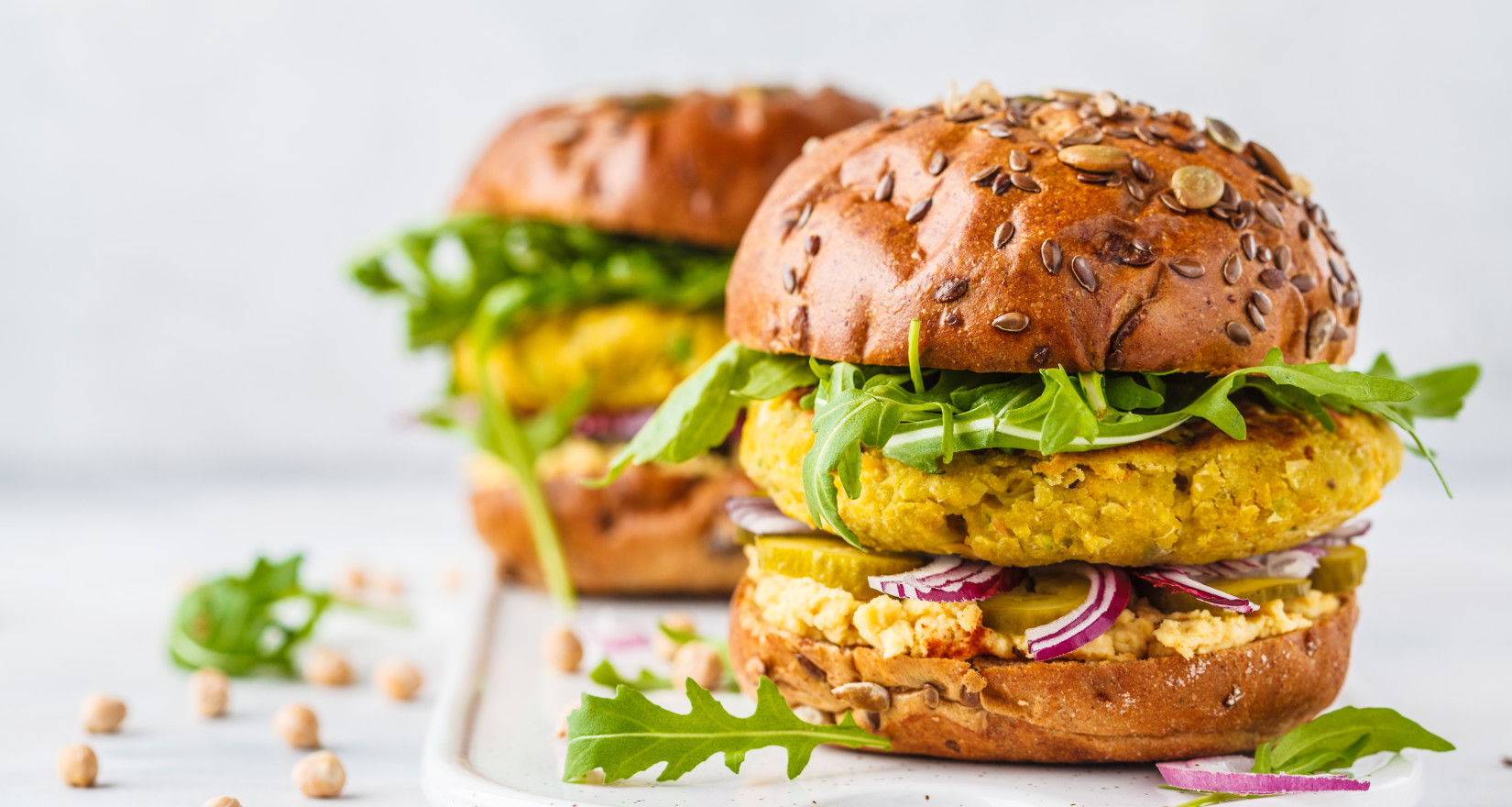 Zwei Vegi-Burger auf einem Brett