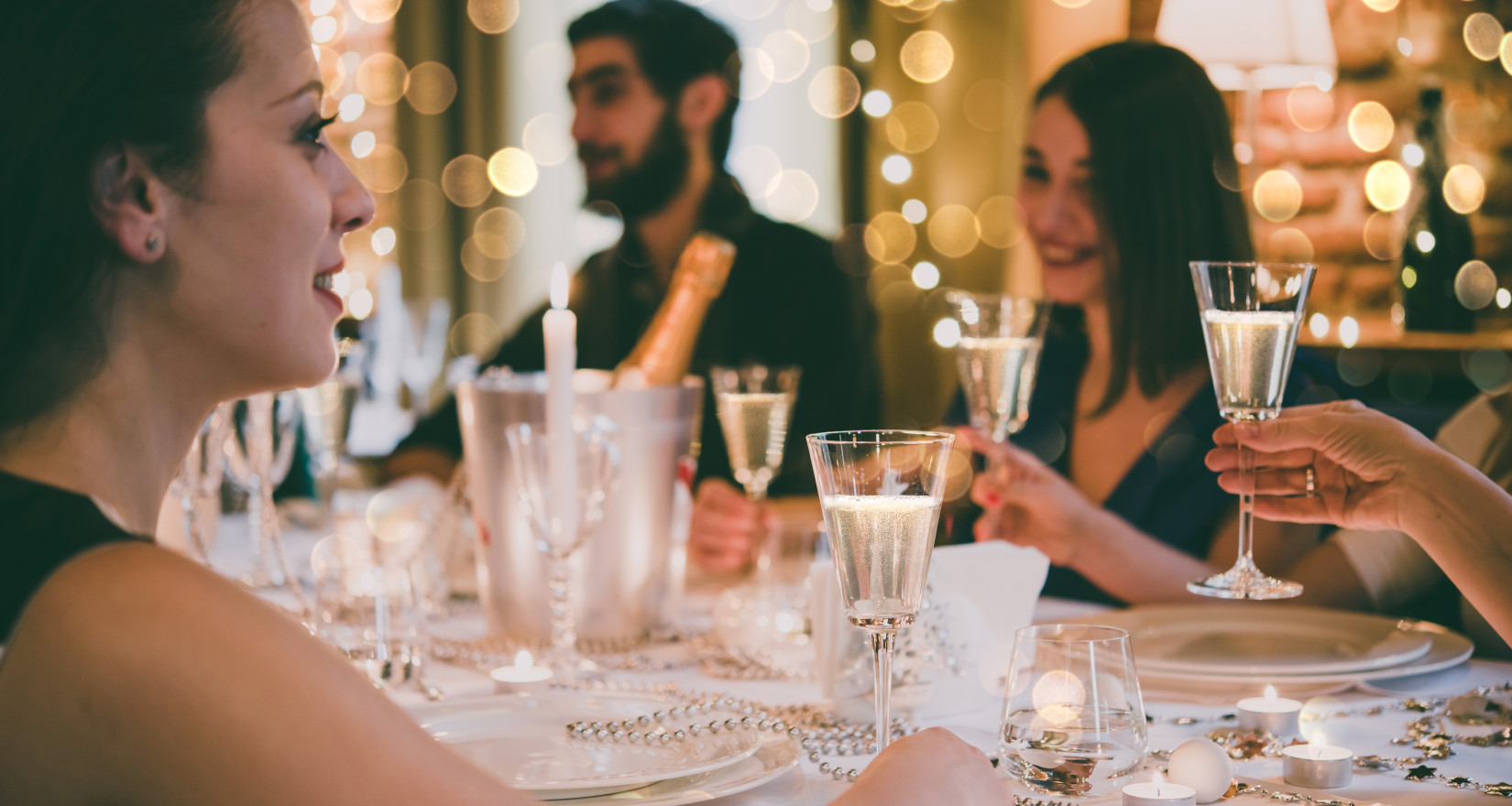 Festliche Gesellschaft im Restaurant am Tisch, alle stossen an