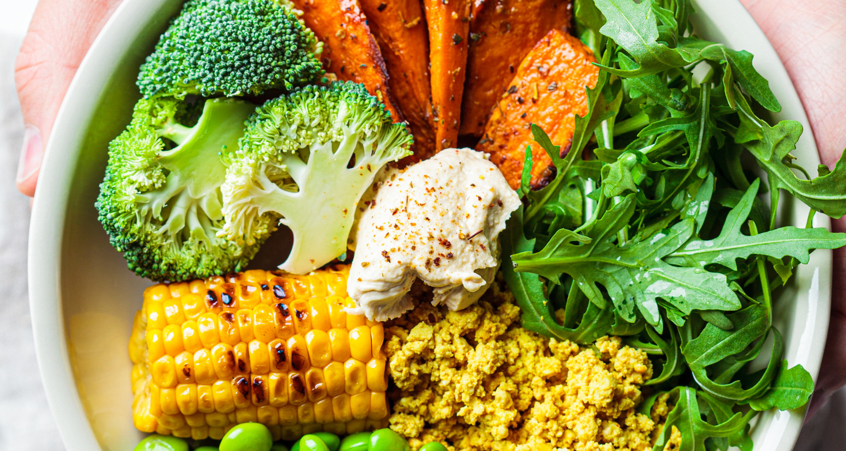 Frische Bowl mit Mais, Salat, Erbsen, Karotten, Broccolie, homemade