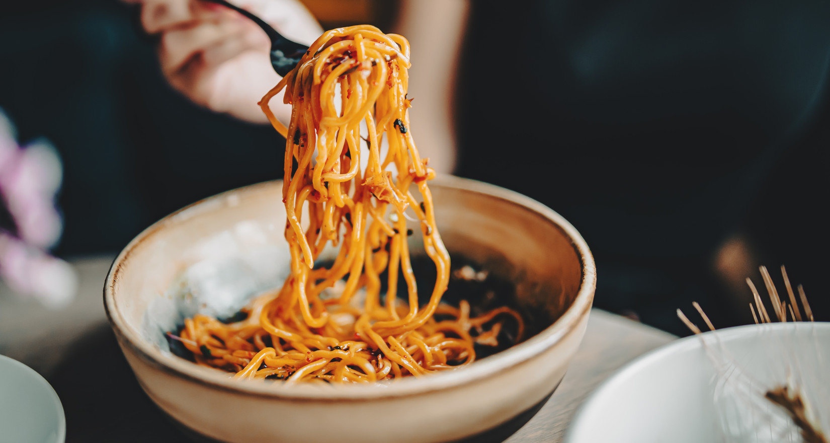 eine Person am Pasta essen