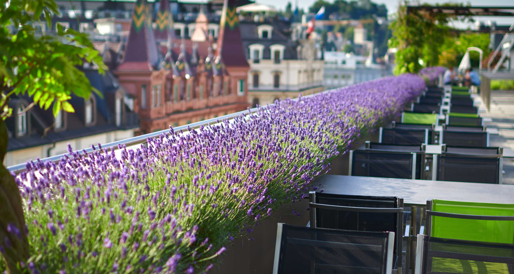 Aufnahme der Dachterrasse der HSLU mit Aussicht über Luzern