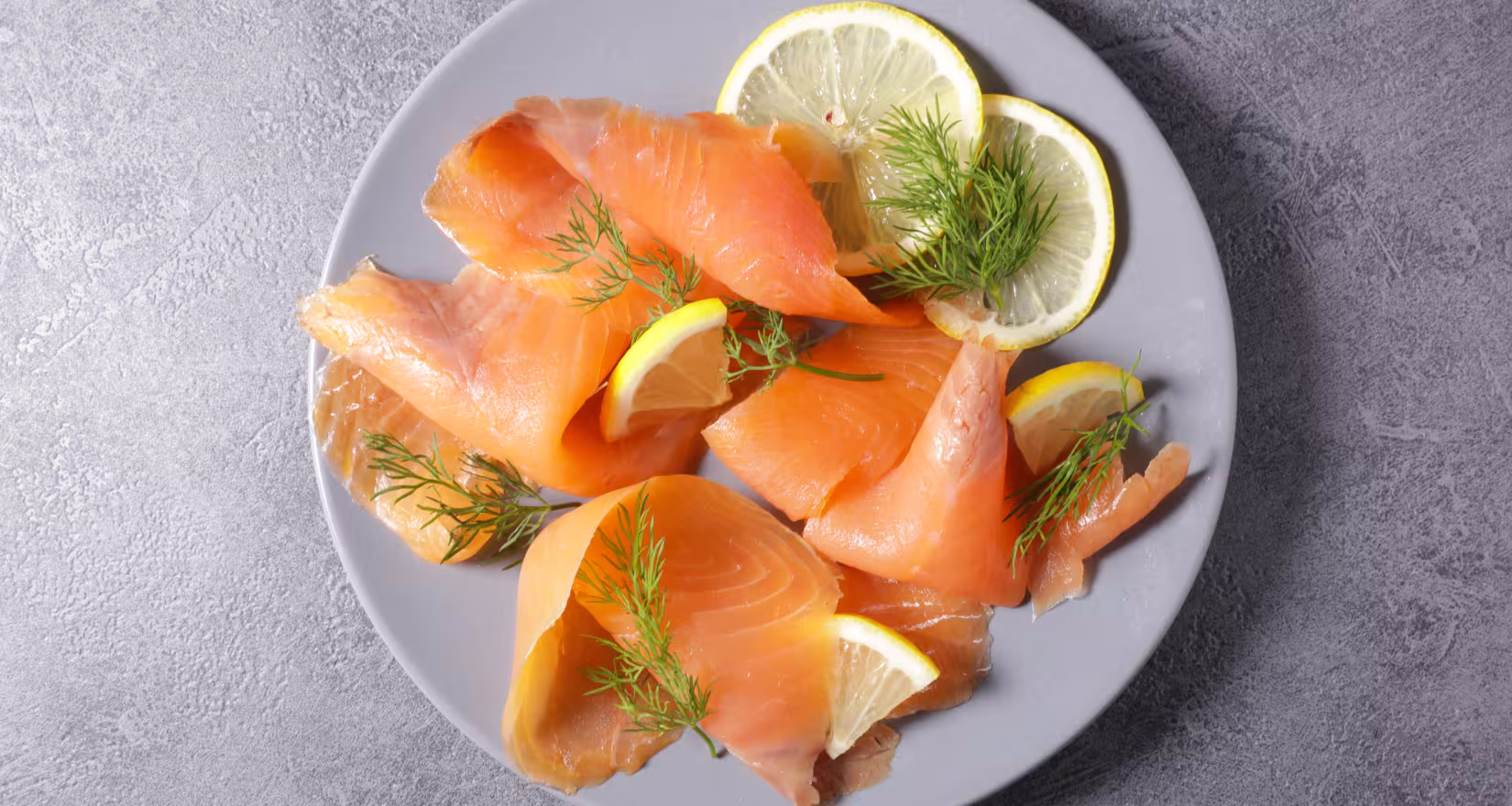 Geräucherter Lachs mit Zitrone und Dill