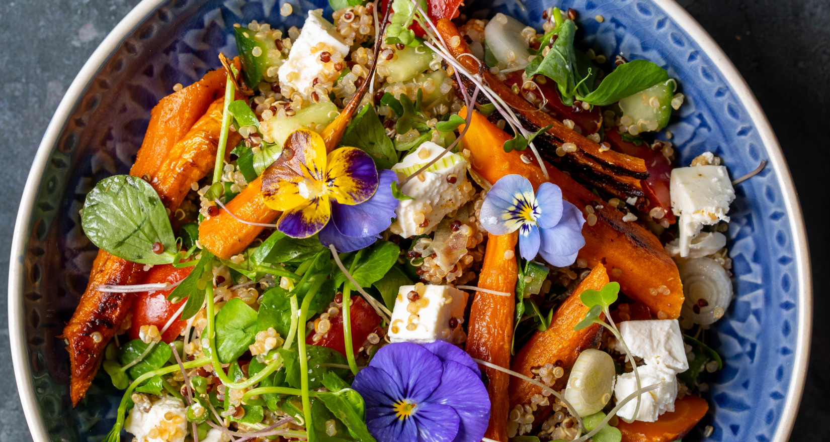 Salat Bowl mit Quinoa und Süsskartoffel und essbaren Blumen
