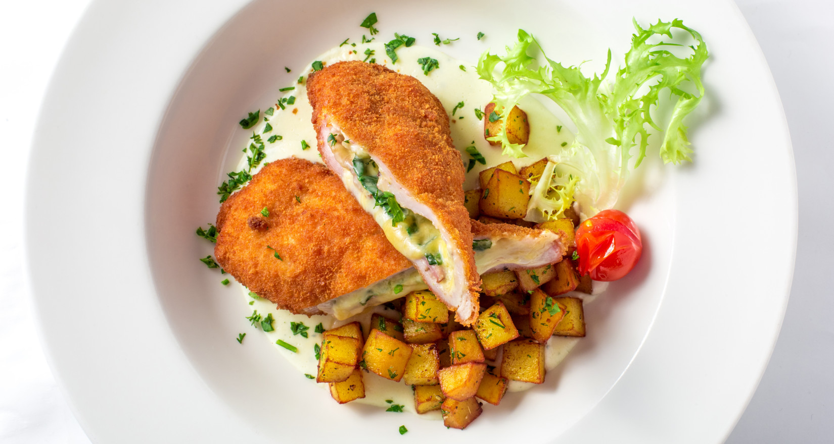 Cordonbleu gefüllt mit Spinat und mit Kartoffeln, Salat