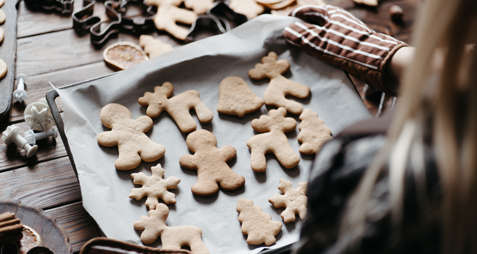 Weihnachtskekse auf einem Blech