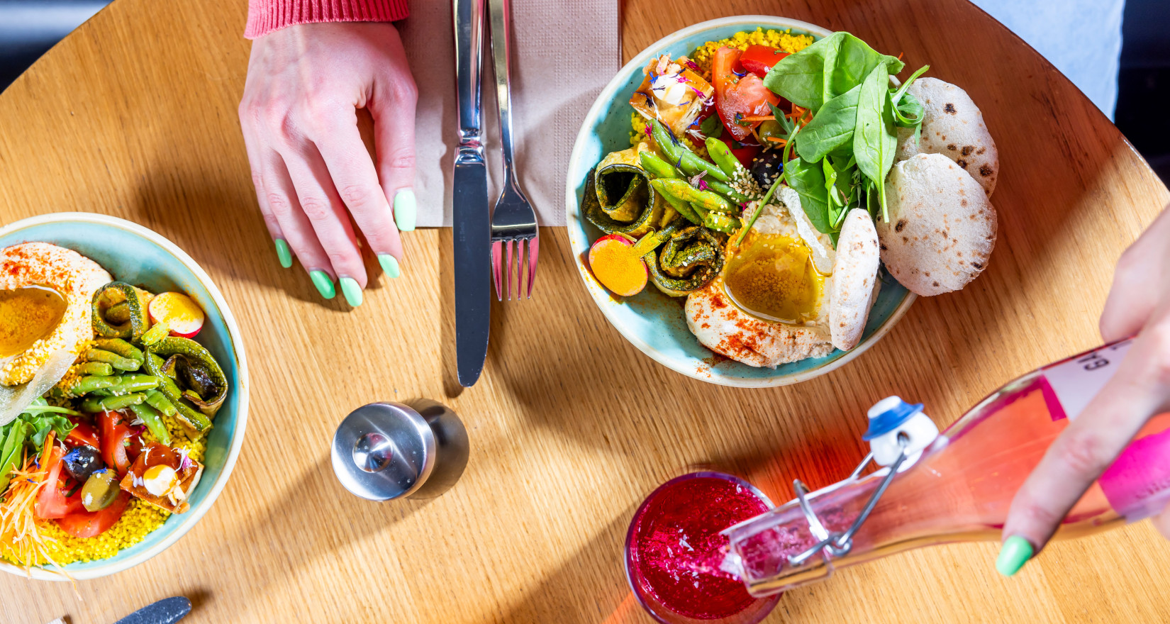 Tisch von oben mit bunten Bowls