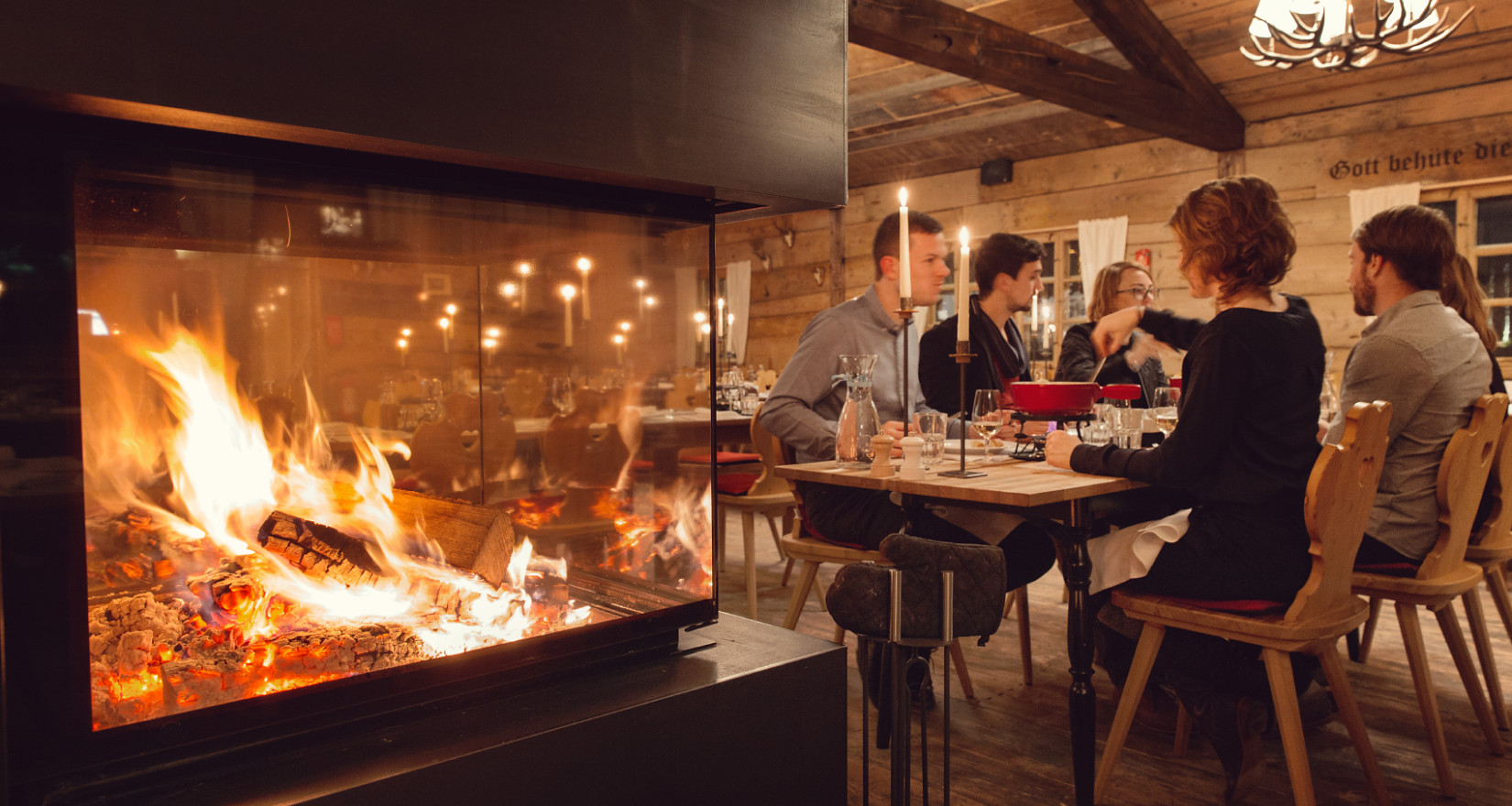 Cheminée mit Restauranttischen im Hintergrund