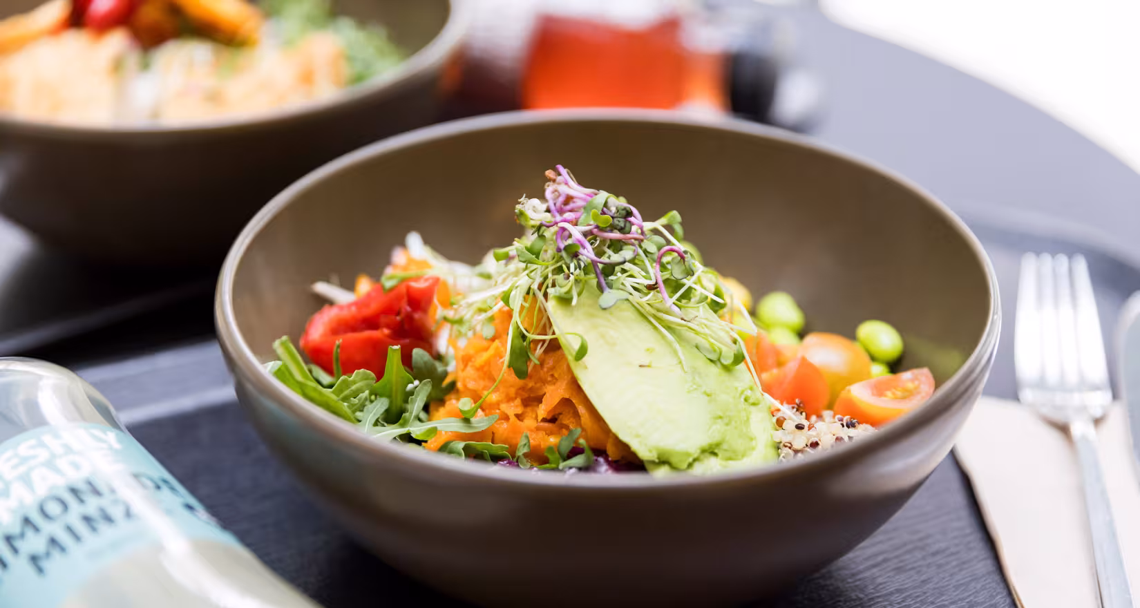 Bowl mit veganem Gericht angerichtet auf einem Tableau
