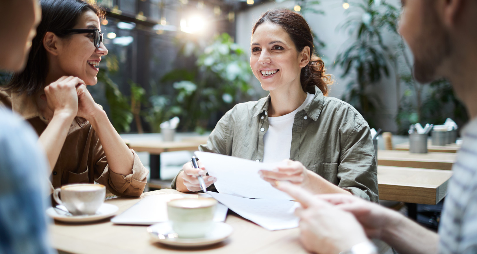 Menschen die gemeinsam arbeiten und Kaffee trinken