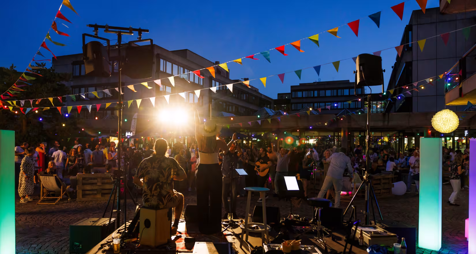 Abendstimmung an einem Fest mit zahlreichen Leuten