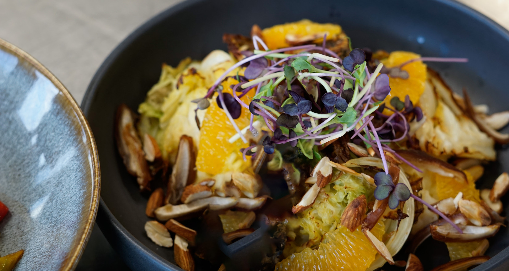 Angerichtete Bowl mit Federkohl und Orangenfilets