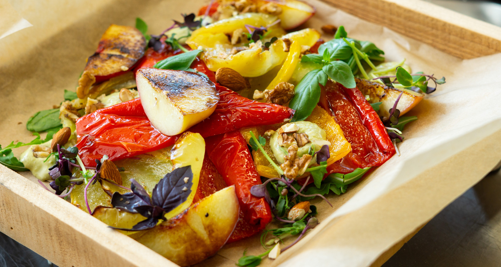Gericht mit veganen Zutaten Nektarinen, Peperoni,