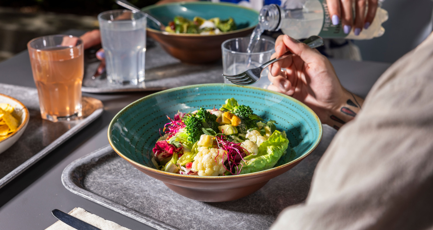 Salat auf einem Restauranttisch im Freien