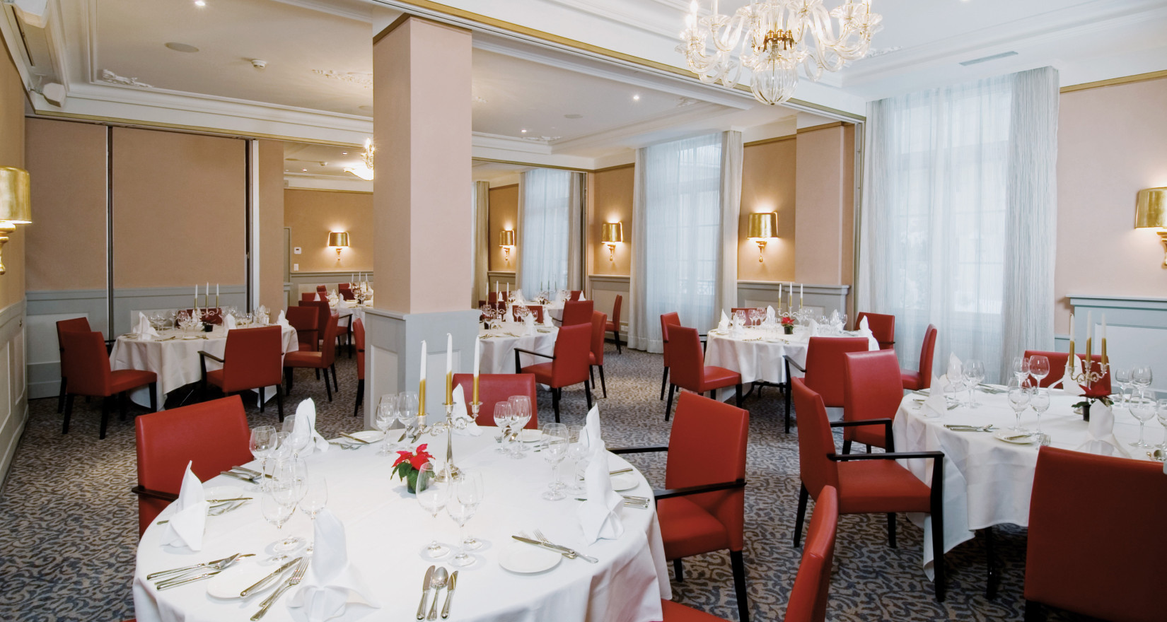 Runde Tische mit Bestuhlung im Hotel Tamina