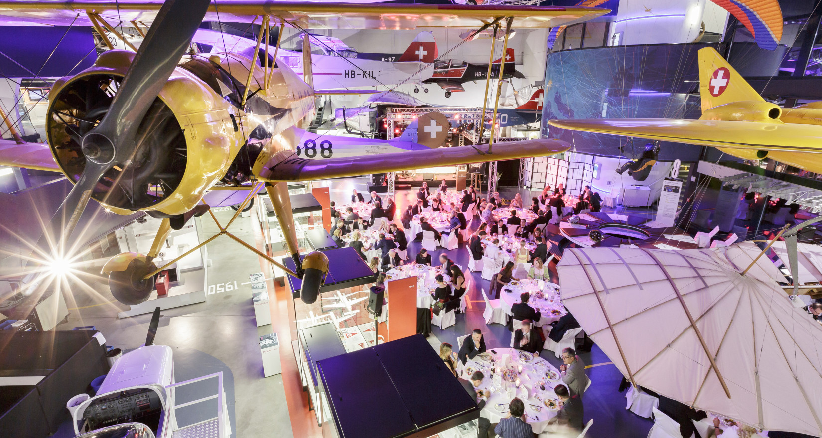 Ansicht von oben auf die Ausstellungshalle Flugverkehr im Verkehrshaus Luzern mit einem stattfindenden Event