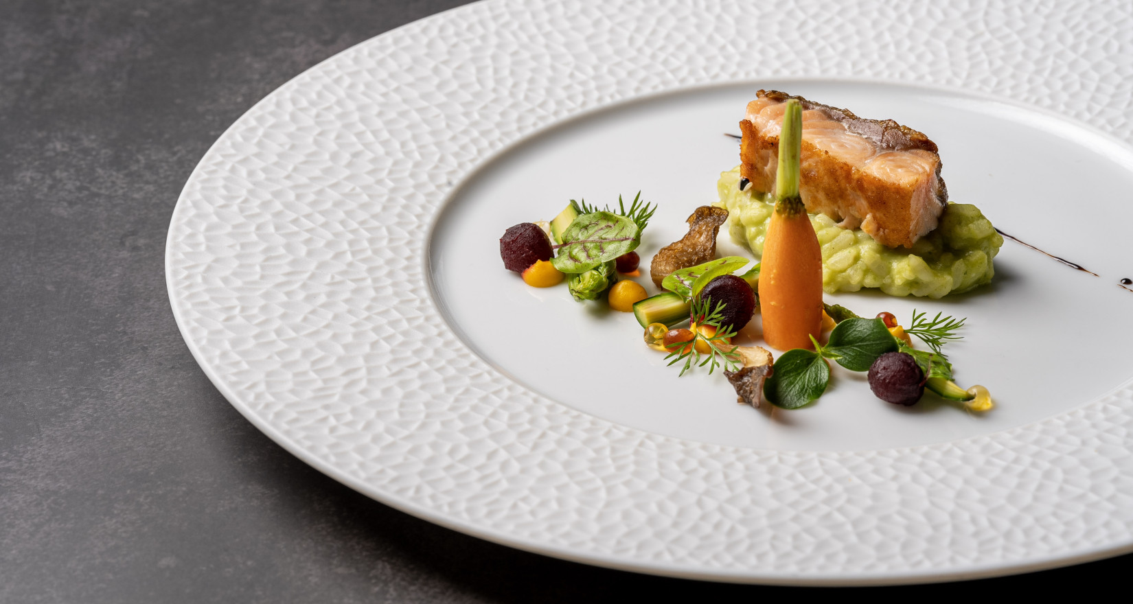 Aufnahme eines Tellers mit Gemüse und Fisch