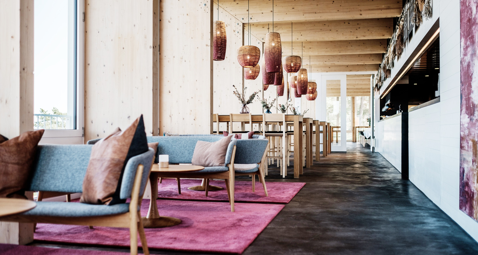 Innenansicht Restauarant Bellavista mit Loungesesseln und offener Küche im nordischen Design