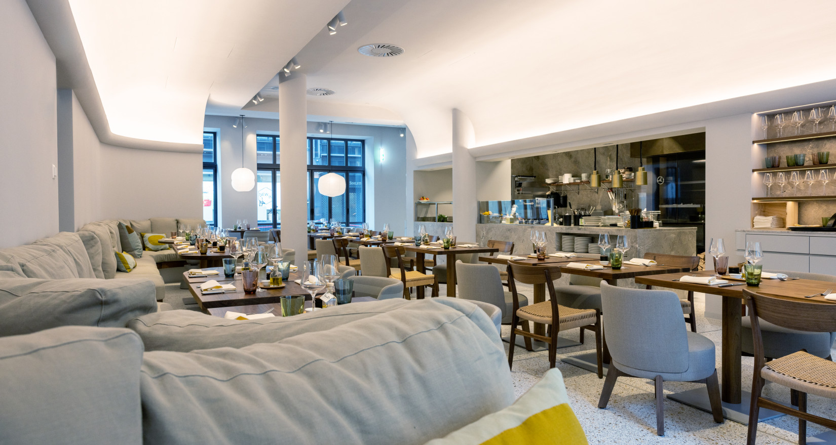 Innenansicht Restaurant Enja mit bequemen Sitzgelegenheiten