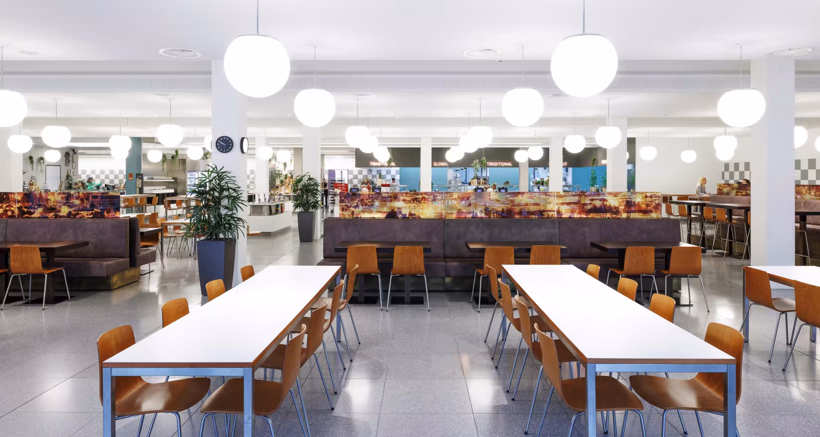 Innenansicht Restaurant Pionier mit moderner Einrichtung, helle Tische und braunen Sitzgelegenheiten