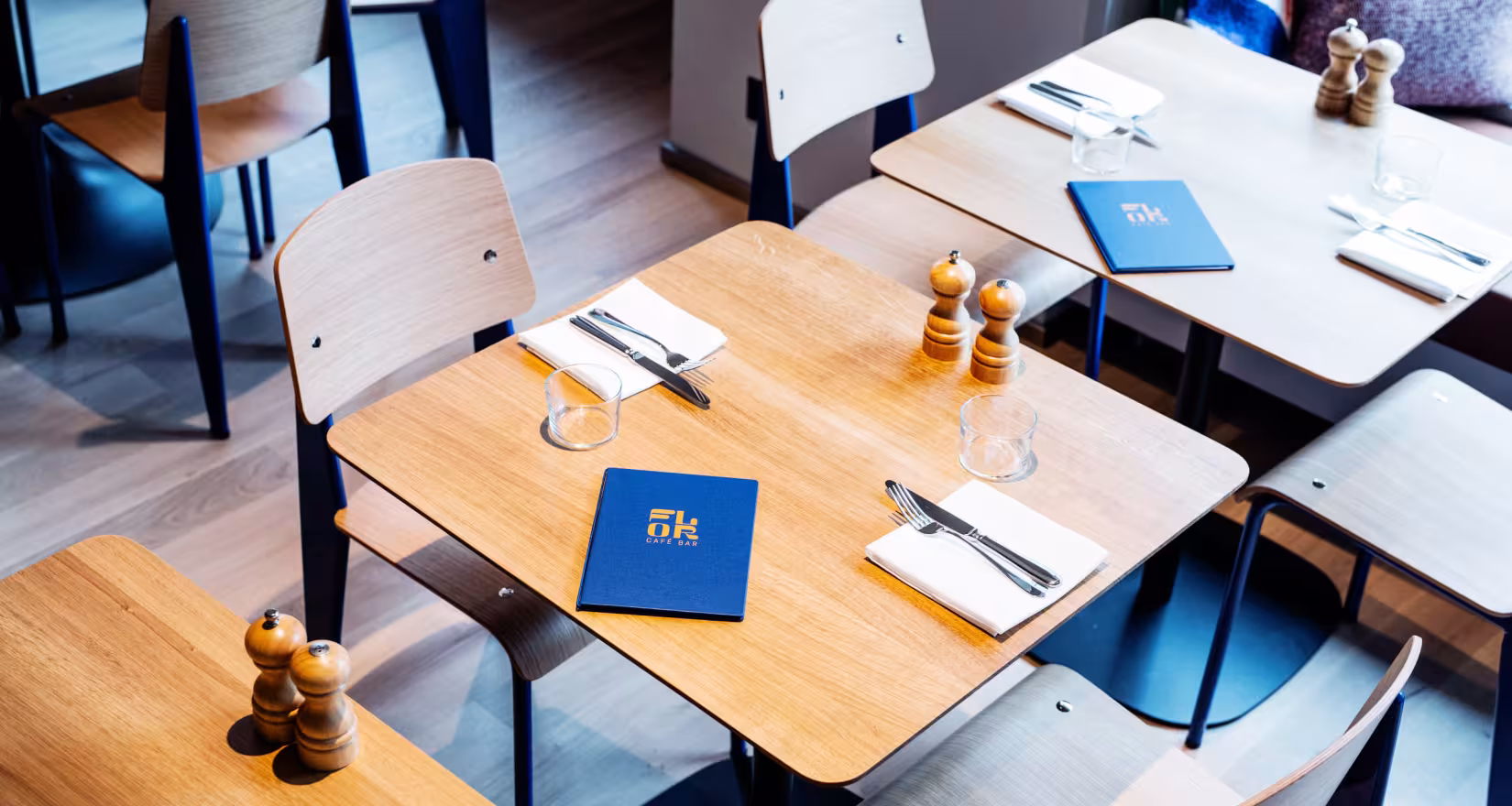 Innenansicht in der Café Bar Flor mit eingedeckten Tischen und Speisekarte