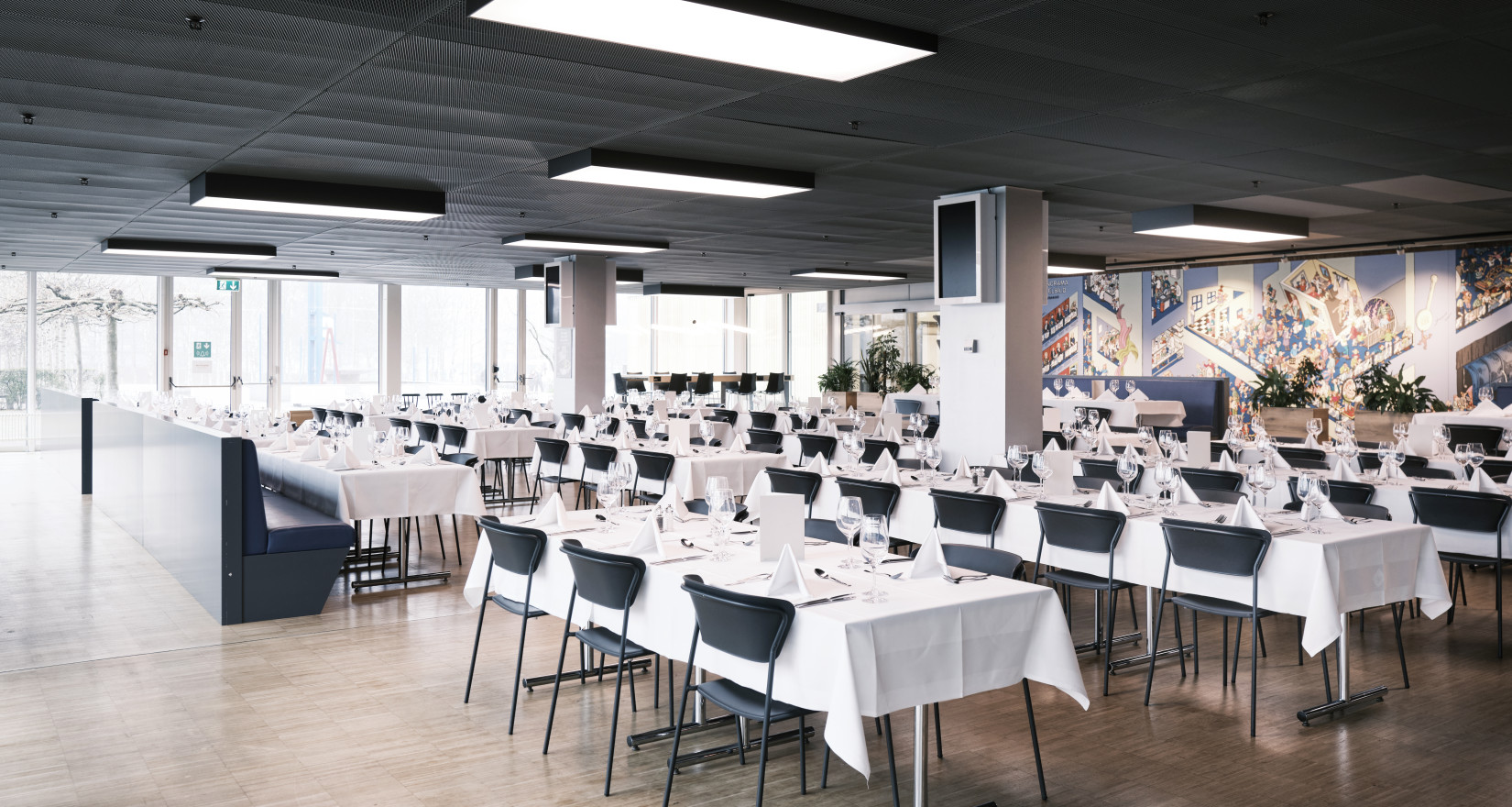 Innenansicht Restaurant Technorama als Eventlocation mit eingedeckten Tischen
