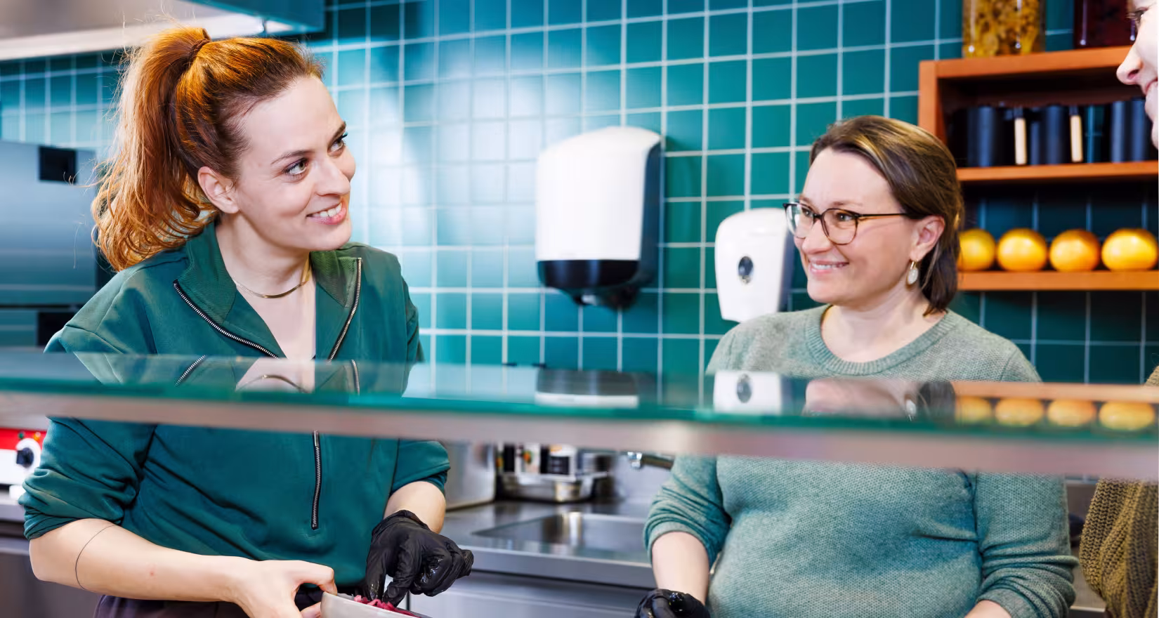 Zwei Frauen stehen in der Küche