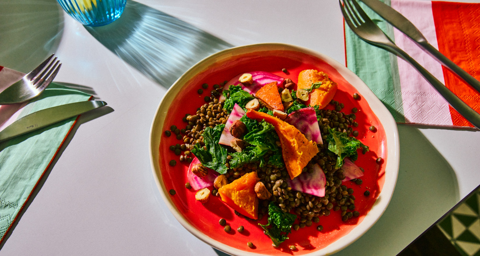 Bunter Teller mit vegetarischem Mittagessen.