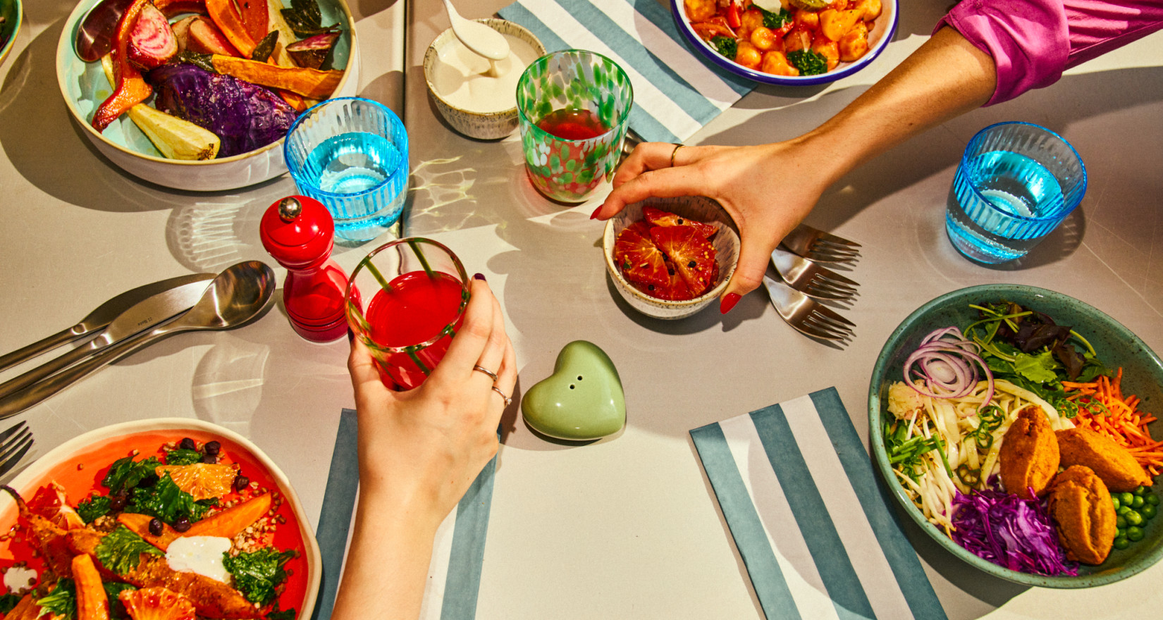 Ein Tisch mit buntem Geschirr und ausgewogenem Essen.