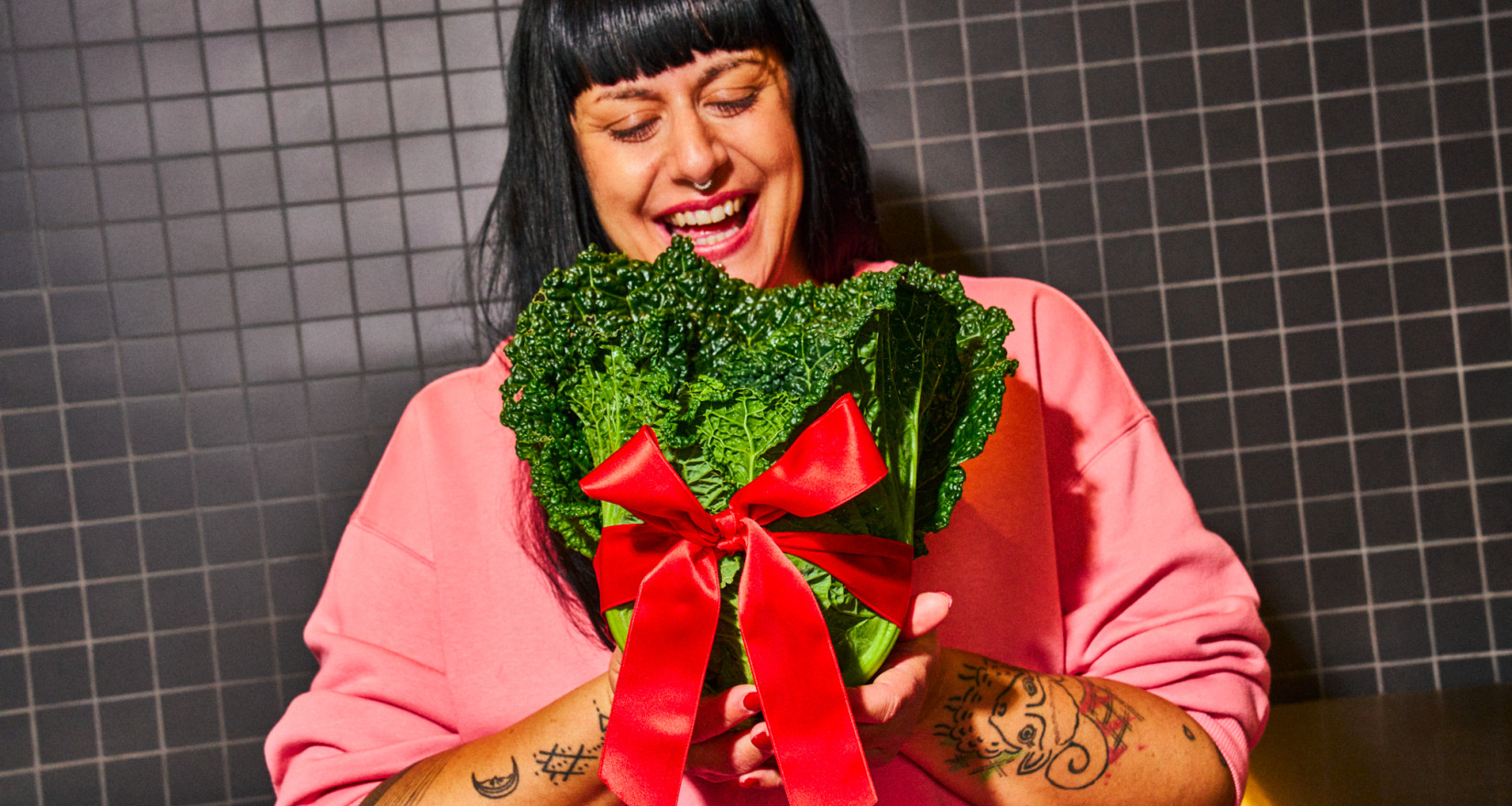 Frau hält einen Federkohl mit einer Schleife